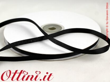 Rotolo da 50 mt di Nastro colore Nero da 6mm in raso Grosgrain di ottima qualità. Nastrino adatto per la confezione di bomboniere e allestimenti.