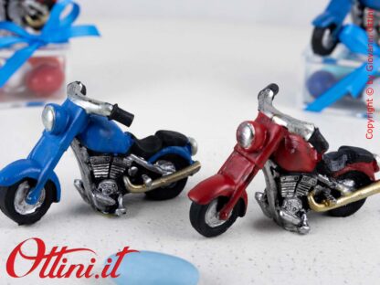 Biker Moto Custom - Motocicletta in resina decorata. Disponibile nei colori rossa e blu. Lo stile è quello custom delle famose moto americane H.D.