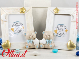 04A433 - Il Portafoto grande Orso Teo celeste in stile vintage è il posto ideale per conservare la foto delle persone speciali come i nostri bambini.